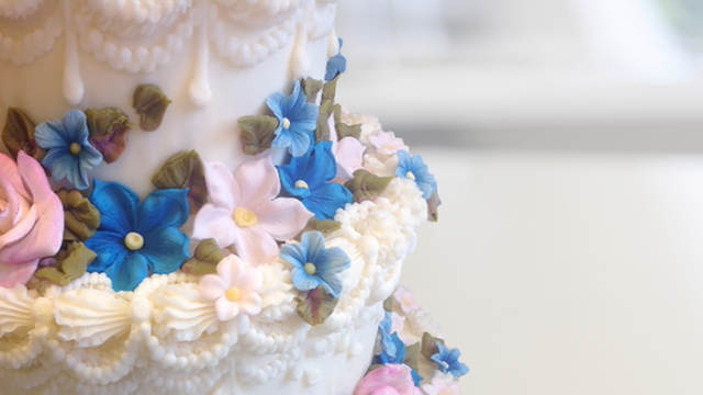 Cake Decorating: Gorgeous Gum Paste Flowers  with Lucinda Larson